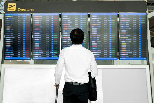 Concept de voyage d'affaires - Asiatique jeune homme d'affaires avec bagages
  - Photo, image