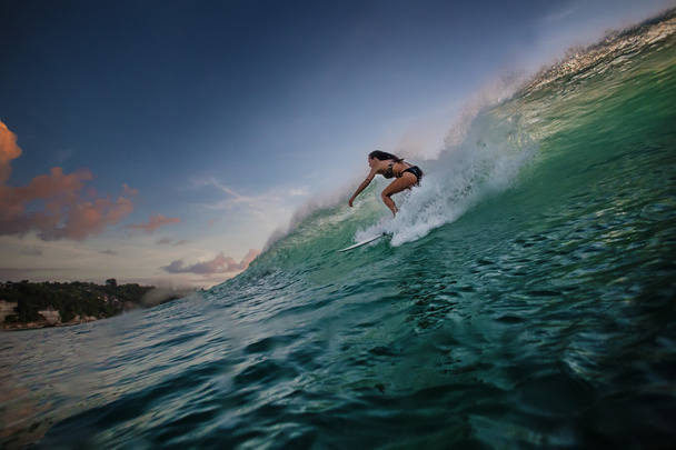 Attività di sport acquatici nell'isola indonesiana Bali Surf Girl Riding on Wave
 - Foto, immagini