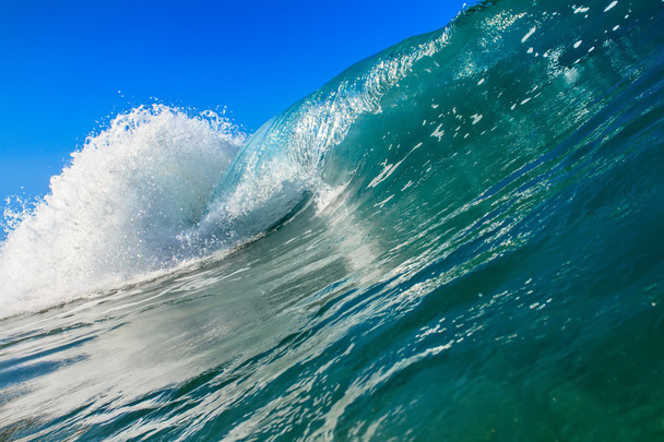 Hermosa ola de ruptura del océano
 - Foto, imagen