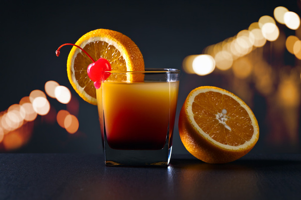 коктейль Текіла схід сонця з апельсином і вишнею
  - Фото, зображення