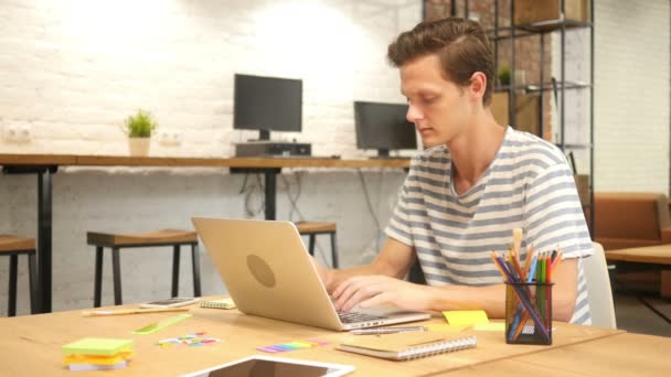 Vieren van succes, opgewonden en vrolijke Man aan het werk in Office op Laptop - Video