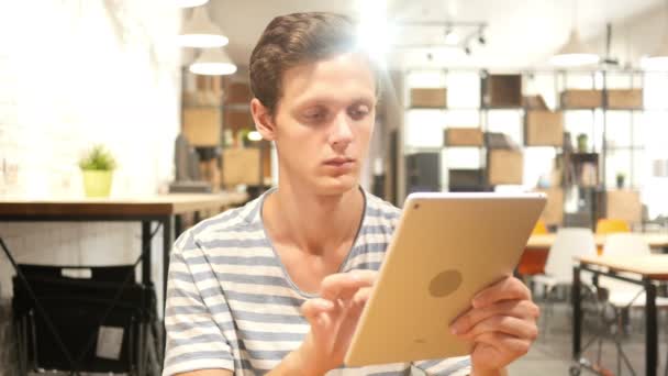 Jonge Man met behulp van toepassingen op Tablet PC, portret - Video