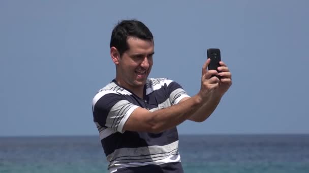 Goofy Tourist Man Taking Selfies And Having Fun - Imágenes, Vídeo