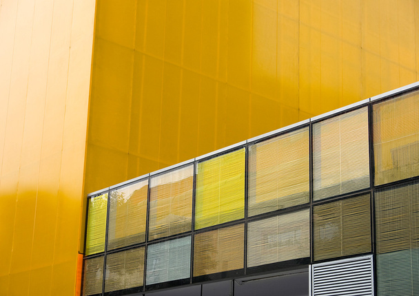gele achtergrond gebouw reflectie - Foto, afbeelding