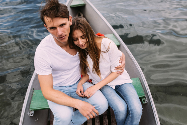 Guy en mooi meisje rusten in een boot - Foto, afbeelding