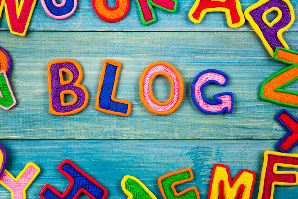 Слово Блог, зроблений з пластилінових літер на старому дерев'яному синьому фоні дошки
. - Фото, зображення