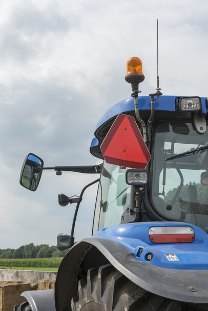 Detalle tractor azul del lateral
 - Foto, imagen
