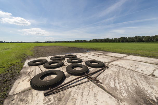 İnişli çıkışlı tarım alanı düzeyine anahtarlı lastikleri - Fotoğraf, Görsel