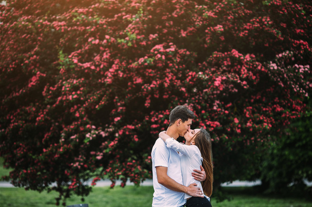 Joven pareja feliz en el amor al aire libre
 - Foto, Imagen