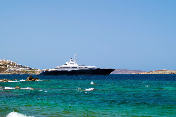 cruiseschip in de haven van mykonos, Griekenland - Foto, afbeelding