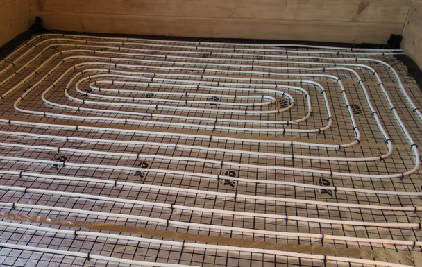 підлогові нагрівальні труби, поширені на пінополістиролі, покритому фольгою
 - Фото, зображення