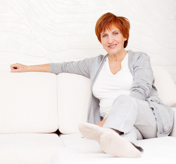 szczęśliwy starsza kobieta na kanapie - Zdjęcie, obraz