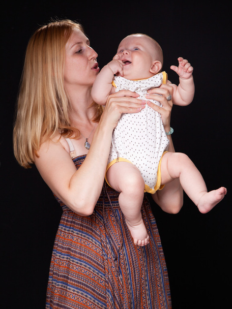 Mutter hält Baby in den Händen - Foto, Bild