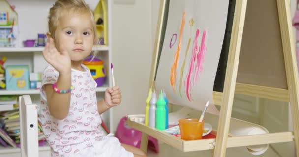 εικόνα κορίτσι ζωγραφική με νερομπογιές - Πλάνα, βίντεο