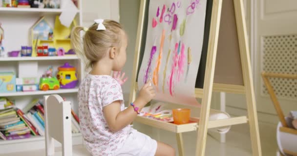 girl painting with hand - Footage, Video