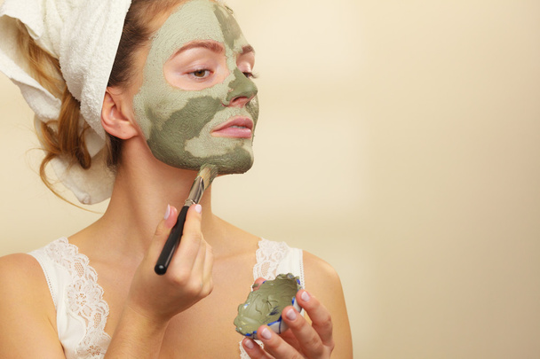 Žena, použití s stopy hlíny Bahenní maska na obličej  - Fotografie, Obrázek