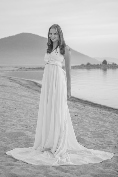 Beautiful girl walking on the beach. - Fotoğraf, Görsel