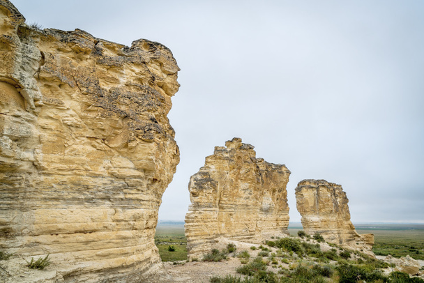 limestone pilars in Kansas prairie - Foto, afbeelding