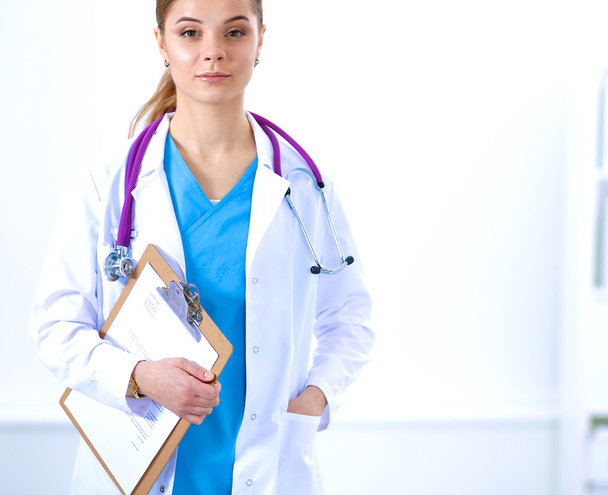 Woman doctor standing with folder at hospital - Foto, afbeelding