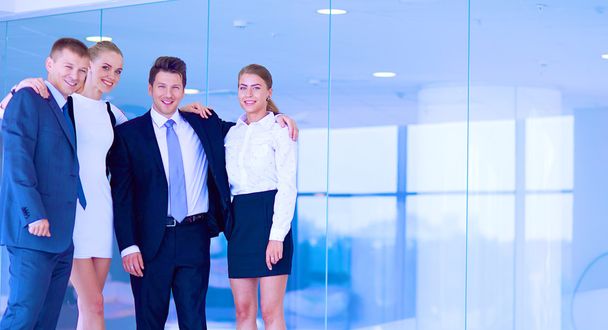 Χαμογελώντας επιτυχημένη επιχείρηση ομάδα στέκεται στο γραφείο - Φωτογραφία, εικόνα
