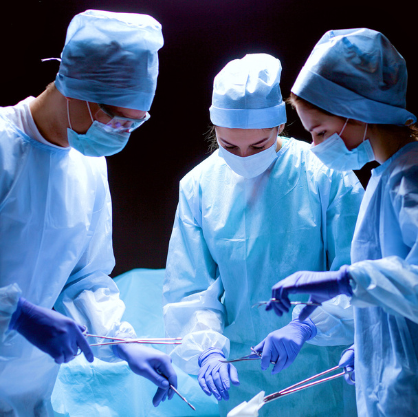 Χειρουργός ομάδας στην εργασία στο χειρουργείο. - Φωτογραφία, εικόνα