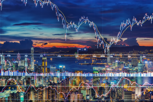 Двойная экспозиция графики фондового рынка в синем цвете на дисплее на фоне города Гонконга
 - Фото, изображение