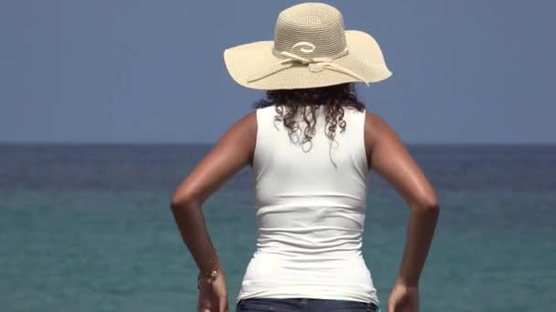 Woman Wearing Hat Staring At Ocean - Séquence, vidéo