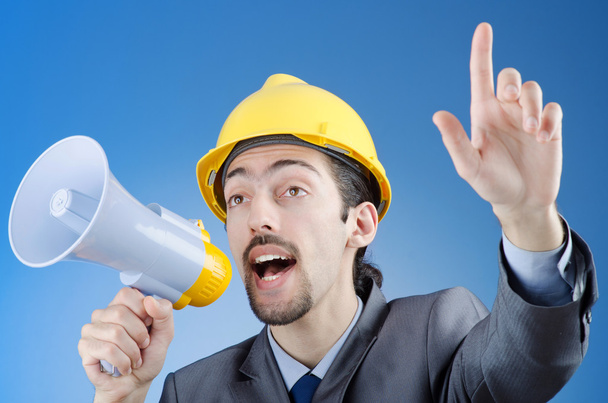 Trabajador de la construcción gritando a través de un altavoz
 - Foto, imagen