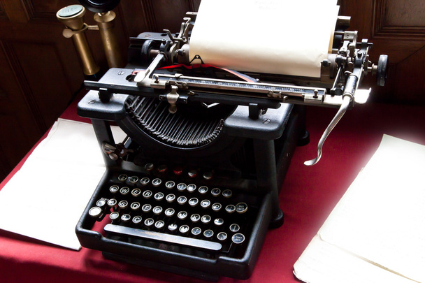 Antigua máquina de escribir y papel en el escritorio de escritores
 - Foto, Imagen
