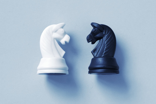 Dos caballeros de ajedrez sobre un fondo azul claro
 - Foto, Imagen
