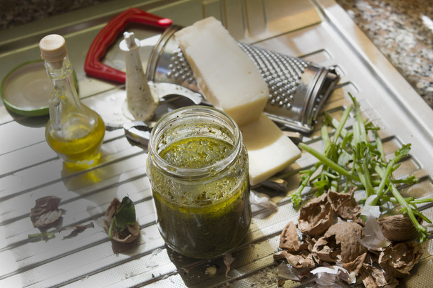 ingredients and tools to prepare basil pesto sauce - Foto, Bild