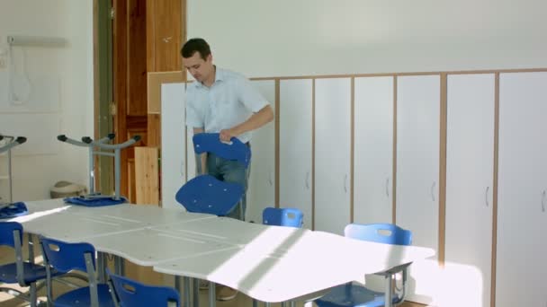 Professores classe fechada, colocando cadeiras em mesas
 - Filmagem, Vídeo