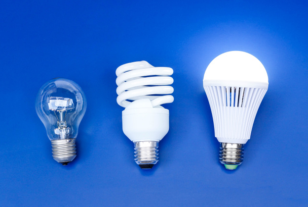 Velha e nova geração de lâmpadas
 - Foto, Imagem