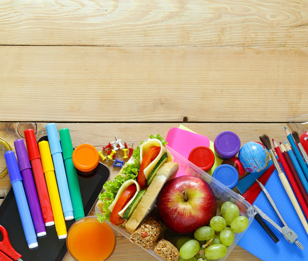 papelaria escolar e lancheira com maçã, uvas e sanduíche
  - Foto, Imagem