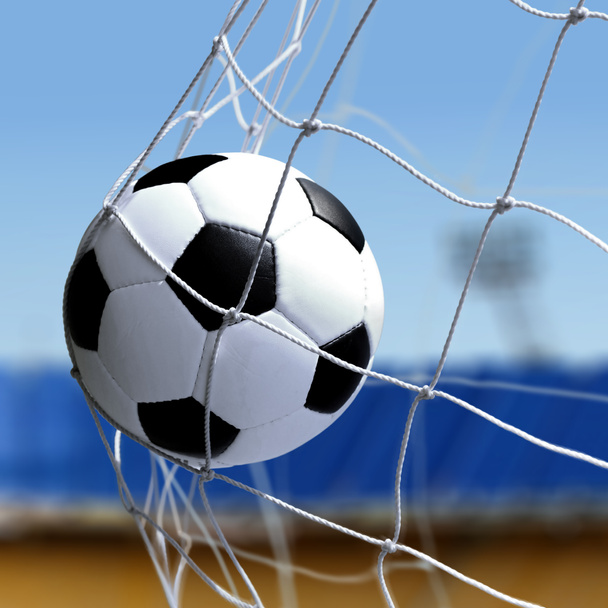 pelota de fútbol está en la red de gol
 - Foto, imagen