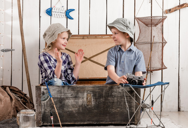 little boy and girl talk sitting in chest - Foto, afbeelding