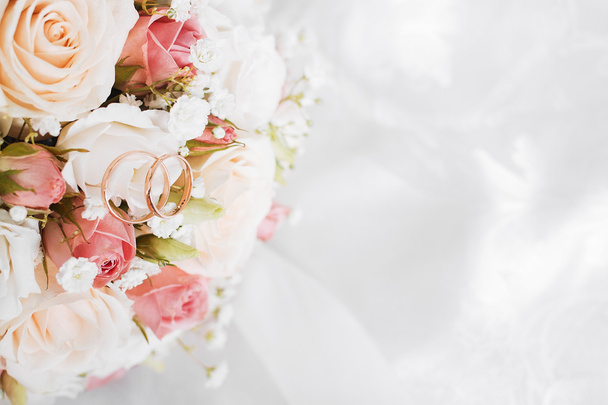 Wedding bouquet and rings - Фото, зображення
