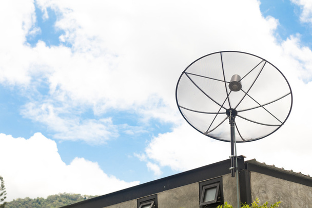 televisión antena parabólica en la parte superior del edificio de la casa
 - Foto, imagen