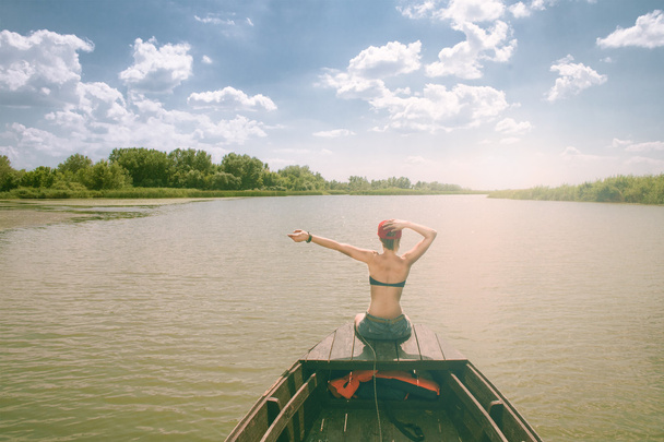 Frau genießt Bootsfahrt - Foto, Bild