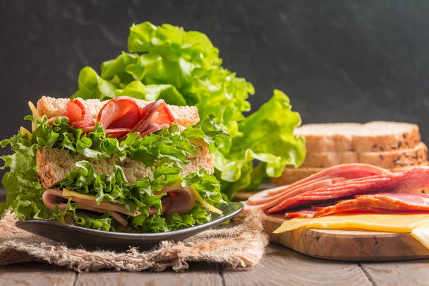 Клубний бутерброд на сільському столі
 - Фото, зображення