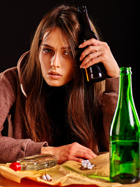Meisje in depressie drinken alcohol. Drinkgewoonten. - Foto, afbeelding