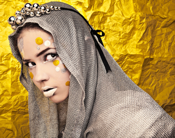divat gyönyörű nő alatt grunge sárga háttér. - Fotó, kép