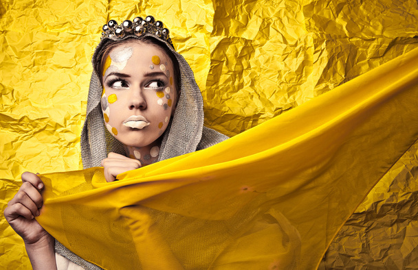 Fashion Beautiful Woman over grunge yellow background. - Fotoğraf, Görsel