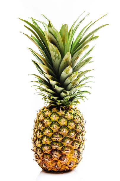 jeden čerstvý ananas plody izolovaných na bílém pozadí - Fotografie, Obrázek