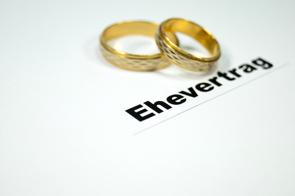 Huwelijkscontract en trouwringen - Foto, afbeelding