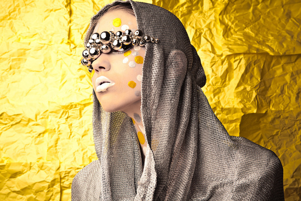 Fashion Beautiful Woman over grunge yellow background. - Valokuva, kuva