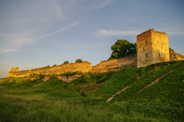 Une vue sur les remparts médiévaux de la forteresse d'Izborsk et les tours sous les soleils
 - Photo, image