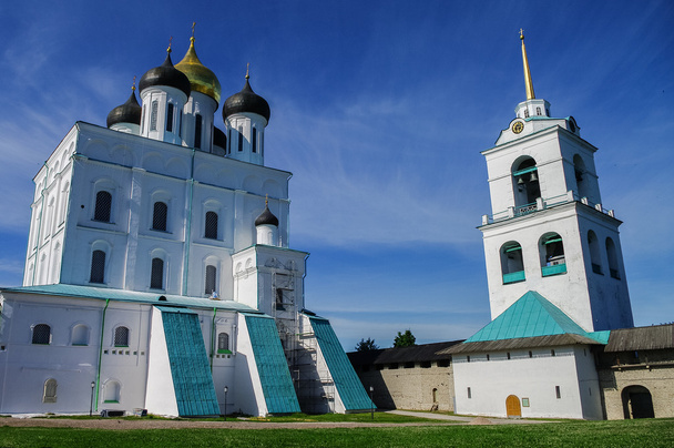 Uitzicht op de kathedraal van Trinity en de klokkentoren in het Kremlin van Pskov. P - Foto, afbeelding
