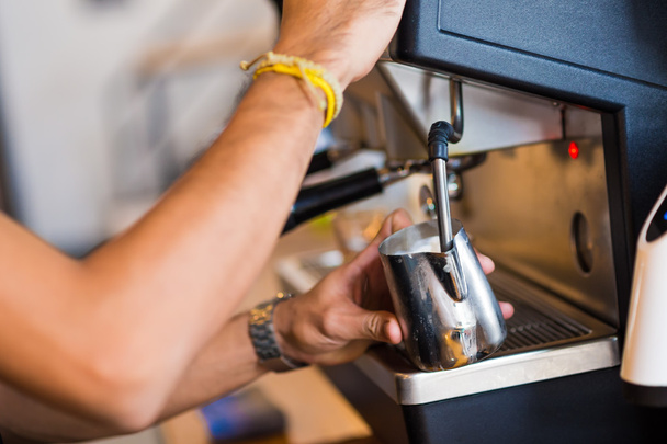 Close-up van koffiemachine in koffiehuis, maken koffie - Foto, afbeelding