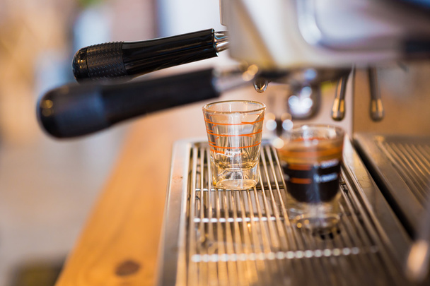 Espresso derramando de café prepara máquina
 - Foto, Imagem
